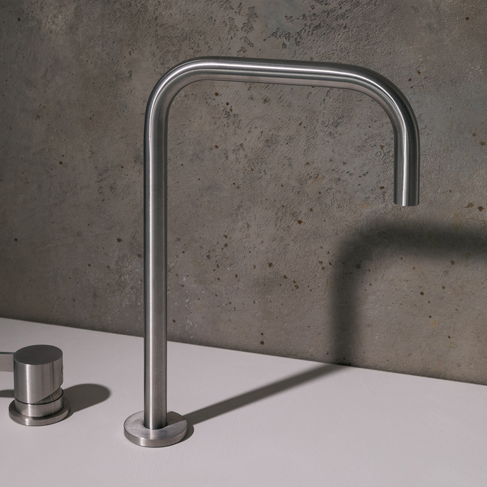 [LF235-SA] Leaf deck mounted edged spout